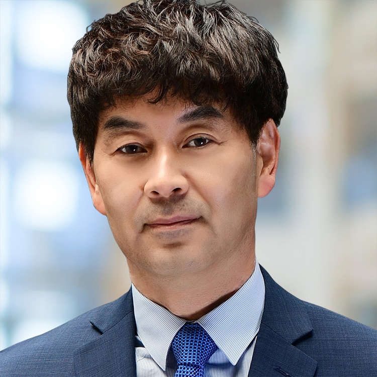 Headshot of Chris Lee, a member of the Medtronic leadership team.